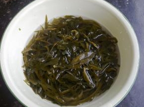 干海带丝用温水泡软，并清洗干净。