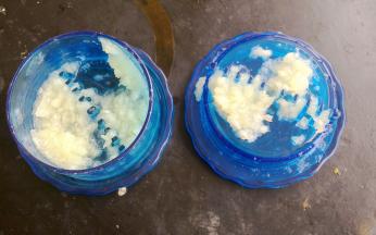 蒜粒加少许盐捣成蒜蓉备用。