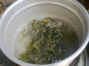 把泡好的海带丝煮至发软，大概要五分钟。