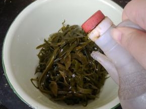 把水控干，加入醋。