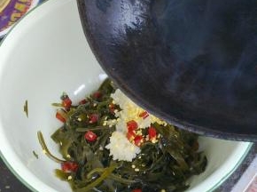 把滚烫的热油快速浇到辣椒和蒜蓉上面，继续拌匀即可。