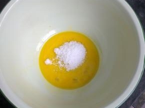 蛋黄里加入香草糖，普通白糖也可以。