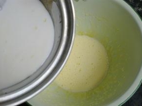 把牛奶缓慢的加入到蛋黄糊中，期间要不停的搅拌蛋黄糊。