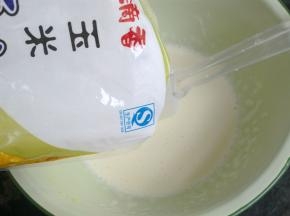 加入玉米淀粉拌匀。