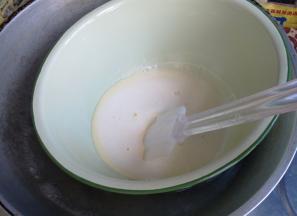 把盆隔水加热，一边加热一边不断搅动，这样玉米淀粉受热才会使液体变稠。变稠后把盆上盖上一层保鲜膜，放入冰箱冷藏1小时。