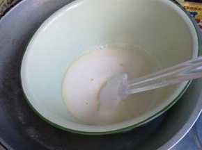 把盆隔水加热，一边加热一边不断搅动，这样玉米淀粉受热才会使液体变稠。变稠后把盆上盖上一层保鲜膜，放入冰箱冷藏1小时。