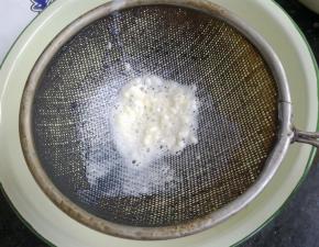 把拌好的液体过一下筛。