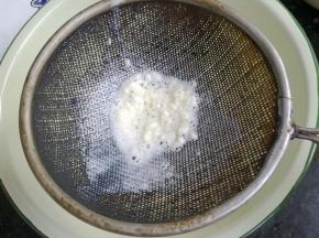 把拌好的液体过一下筛。