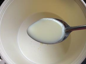 奶油里加入炼乳。