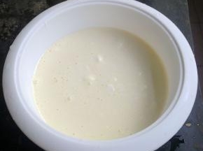 把混合好的冰淇淋液体倒入盆中。