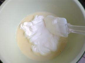 把刚才冷藏过的盆拿出来，把奶油和蛋黄浆混合均匀。