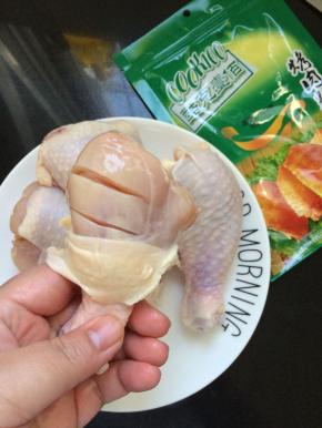 用刀在鸡腿上划几下，便于入味。