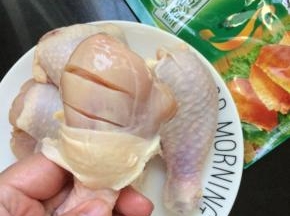 用刀在鸡腿上划几下，便于入味。