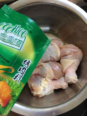 倒入准备好的烤肉料