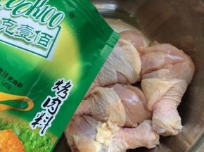 倒入准备好的烤肉料