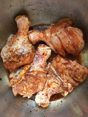 用手抓匀，揉捏几下，盖上保鲜膜，腌制入味。