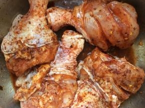 用手抓匀，揉捏几下，盖上保鲜膜，腌制入味。