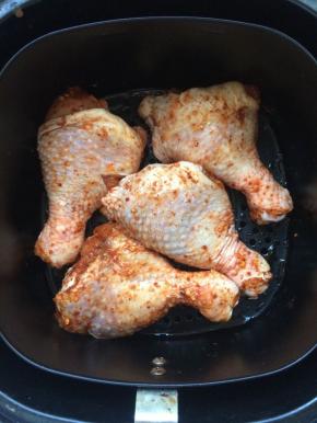 将腌好的鸡腿取出，放入到空气炸锅的炸栏内。（空气炸锅需提前预热）