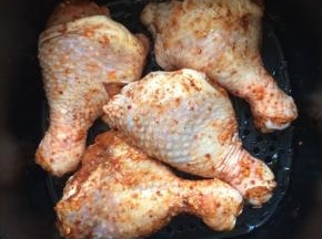 将腌好的鸡腿取出，放入到空气炸锅的炸栏内。（空气炸锅需提前预热）