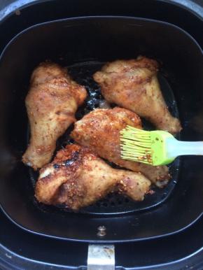 中间拉出，刷一些，腌制的汁水在表面，在继续烤熟即可