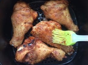 中间拉出，刷一些，腌制的汁水在表面，在继续烤熟即可