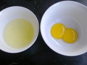 蛋清和蛋黄分离。