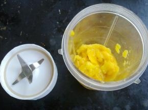 芒果去掉核，去掉皮，用料理机打碎。