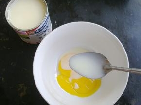 蛋黄里加入两勺炼乳。