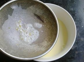 把混合好的奶糊过筛两次。