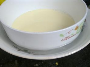 取一个大的盆，加入冰水，把有奶糊的碗放进去，这样可以快速降温。