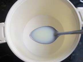 奶油里加入两勺炼乳。