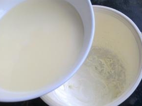 把凉了的奶糊倒入打发的奶油中。