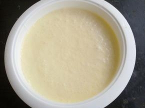 混合均匀后放入冰淇淋的容器内。
装好电池和搅拌棒。