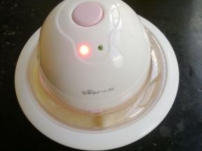 按下开关后会自动搅拌五分钟。放入冰箱冰冻室后绿灯闪烁后取出即可。