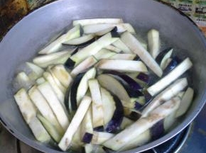 茄子切成条，下入开水锅里煮至变软。