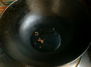 锅里倒入油，扔入几个花椒和大料。