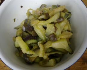 捞出后将水稍稍挤出。