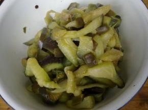 捞出后将水稍稍挤出。