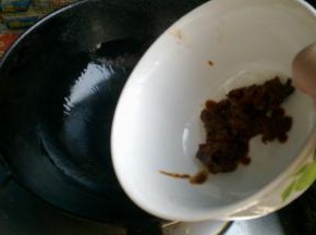 把郫县豆瓣酱下入炒香。