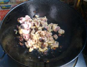 下入肉炒香。