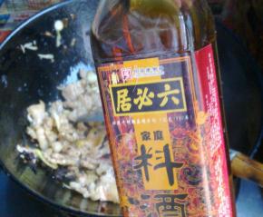 加入适量料酒。