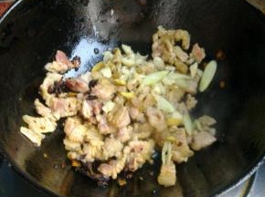 下入葱姜蒜炒香。