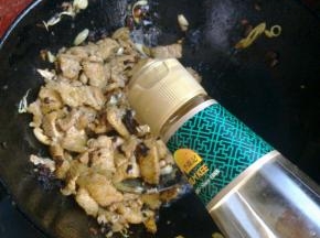 加入适量生抽搅匀。