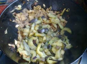 下入茄子条翻炒均匀。