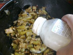 关火后加入适量味精。