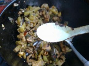 加入适量盐调味。