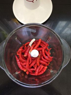把辣椒去蒂，然后放入到料理棒中