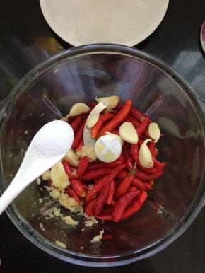 放入少许的白糖