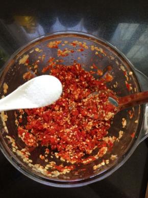 打碎后放入盐。