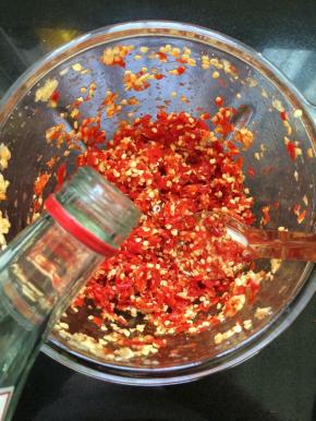 再放入高度白酒适量